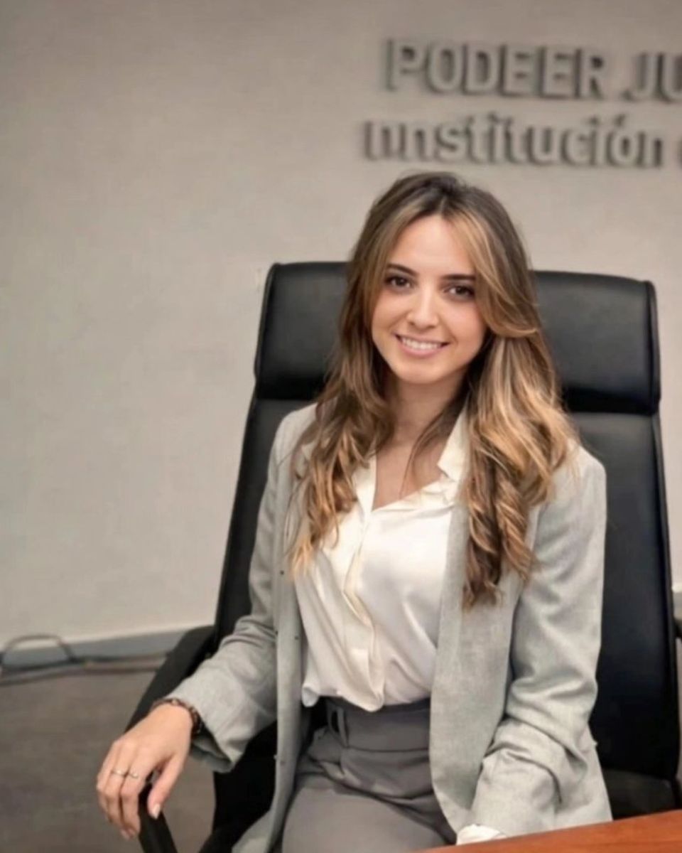 Thesa Picorel sentada en su escritorio